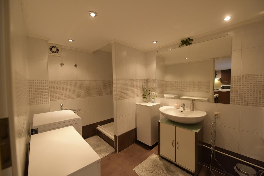 H & V Residence - Split Level Apartment Arad Luaran gambar